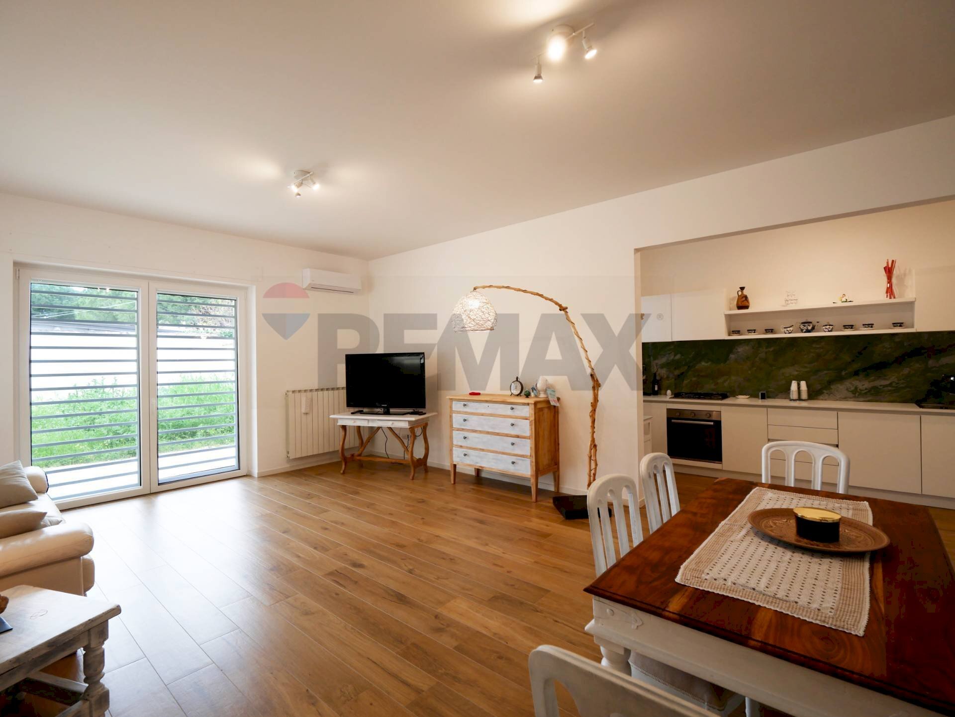 Sala da pranzo - Villa Via Luisi
 
29, Bari - photo 1