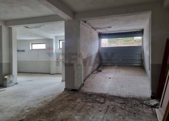 Hall / corridoio - Locale Commerciale Via Vincenzo Muccioli
 
29, Gravina di Catania - foto 7