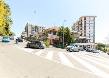 Edificio all\'aperto - Casa semi indipendente Via del Canalicchio
1, Tremestieri Etneo - foto 2