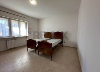Camera / camera da letto - Three-room apartment L'Aquila - photo 18