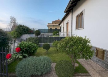 Giardino - Casa semi indipendente VIA LUIGI SOTTINI
 
8, Cressa - foto 4