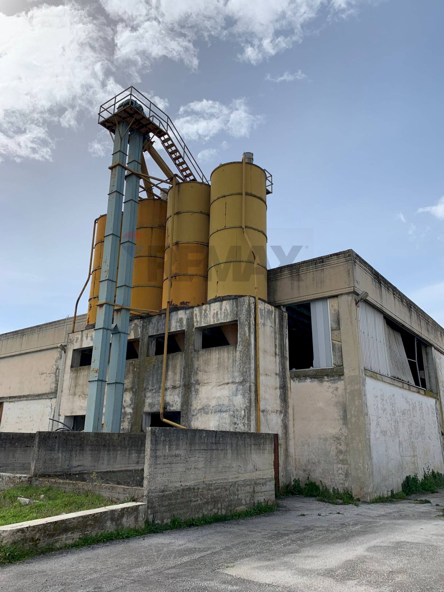 Edificio all\'aperto - Capannone via Torrione
 
SNC, Puglianello - foto 1