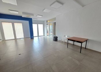 Interno non residenziale - Negozio via della Chiesa, Signa - foto 5