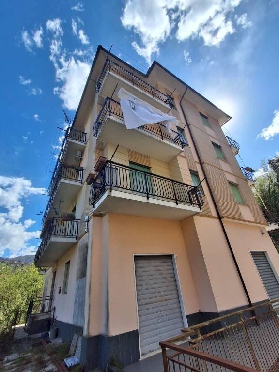 Facciata - Trilocale via Pian del Mulino, 87, Sant'Olcese - foto 2