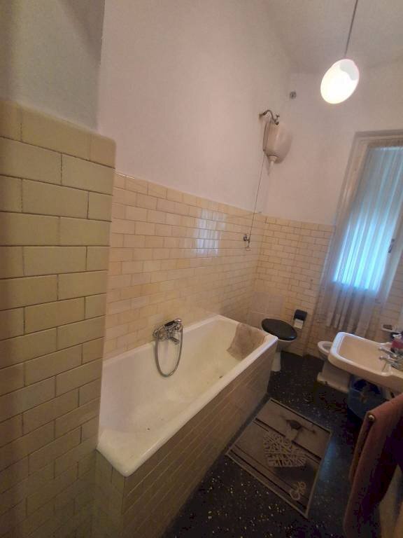 Bagno - Trilocale piazza Errico Petrella, Genova (zona Sampierdarena) - foto 3