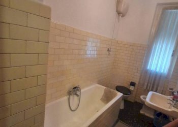 Bagno - Trilocale piazza Errico Petrella, Genova (zona Sampierdarena) - foto 3