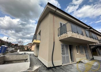 facciata - Quadrilocale Fonte del Colle, Muccia - foto 1