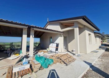 facciata - Casa semi indipendente Collina
 
14, Tolentino - foto 17