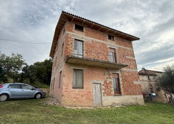facciata - Casa semi indipendente Ributino
 
17, Tolentino - foto 1