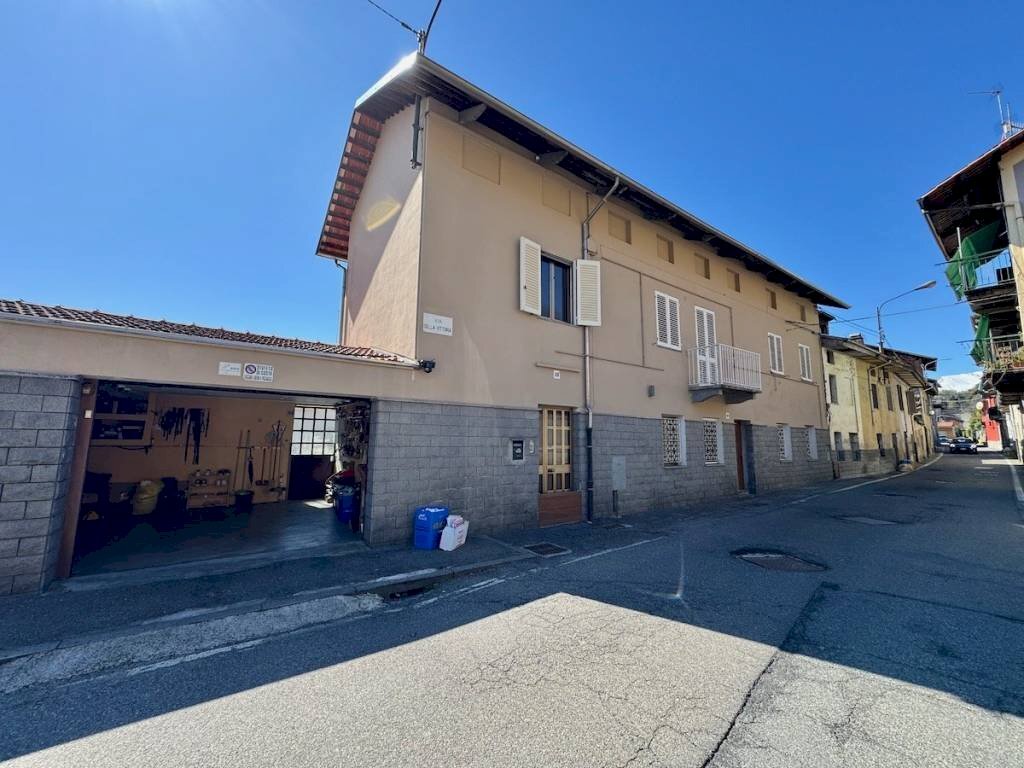 Facciata - Villa a Schiera via della Vittoria, 108, frazione Chiavazza, Biella - foto 3