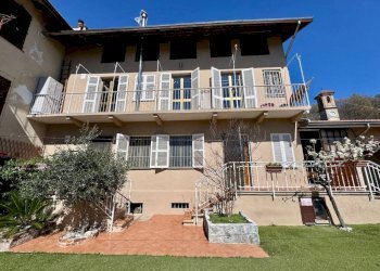 Facciata - Villa a Schiera via della Vittoria, 108, frazione Chiavazza, Biella - foto 1