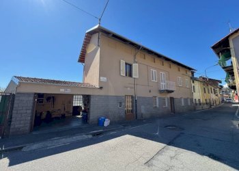 Facciata - Villa a Schiera via della Vittoria, 108, frazione Chiavazza, Biella - foto 4
