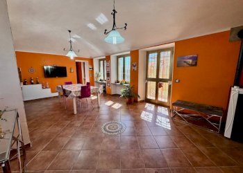 Salone - Villa a Schiera via della Vittoria, 108, frazione Chiavazza, Biella - foto 5