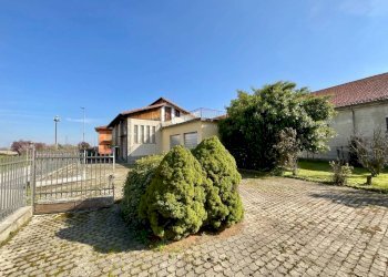 Cortile interno - Villa via Silvio Pellico, Busca - photo 1