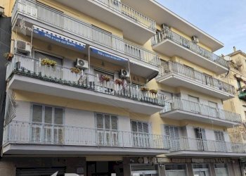 Facciata - Ufficio via Giacomo Matteotti, 29, Pozzuoli - foto 1