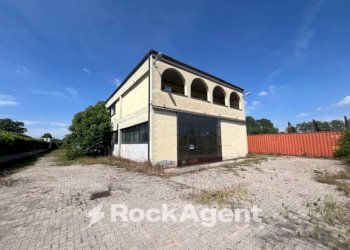 Facciata - Capannone via dell'Angelo, 28, Costa de' Nobili - foto 1