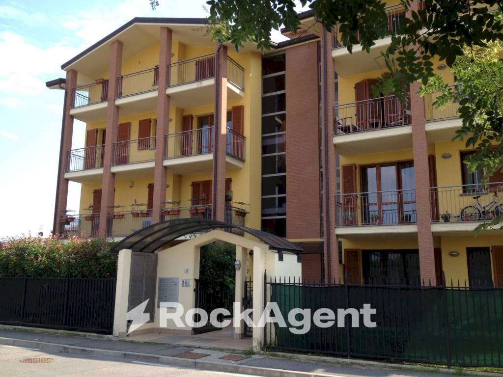 Facciata - Attico via Olga Mandelli, 55, Vaprio d'Adda - foto 2