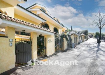 Facciata - Villa a Schiera via Tito Livio, Guidonia Montecelio - foto 1