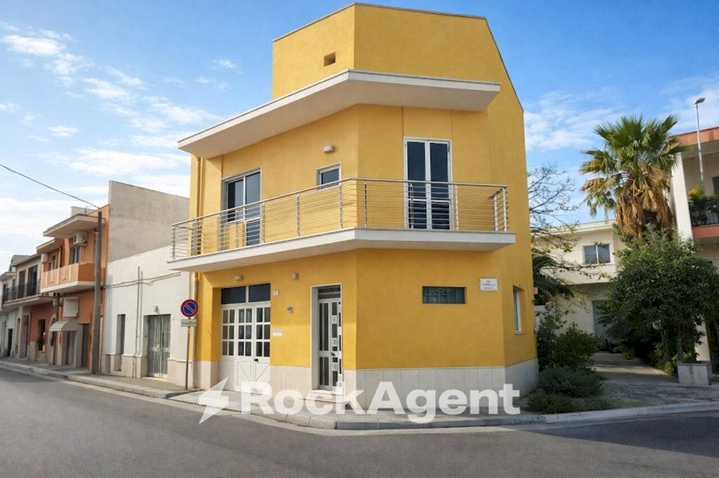 Facciata - Casa indipendente via Vittorio Veneto, 97, Ruffano - foto 1