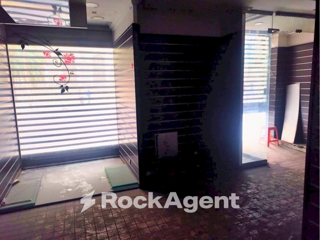 Interno non residenziale - Negozio via Nazionale, 180, Roma (zona Centro Storico) - foto 1