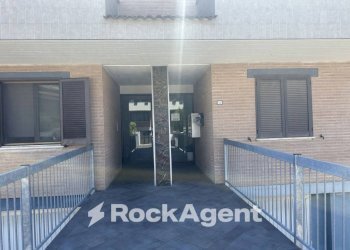 Interno palazzo - Two-room apartment via Levante, 32, Città Sant'Angelo - photo 6