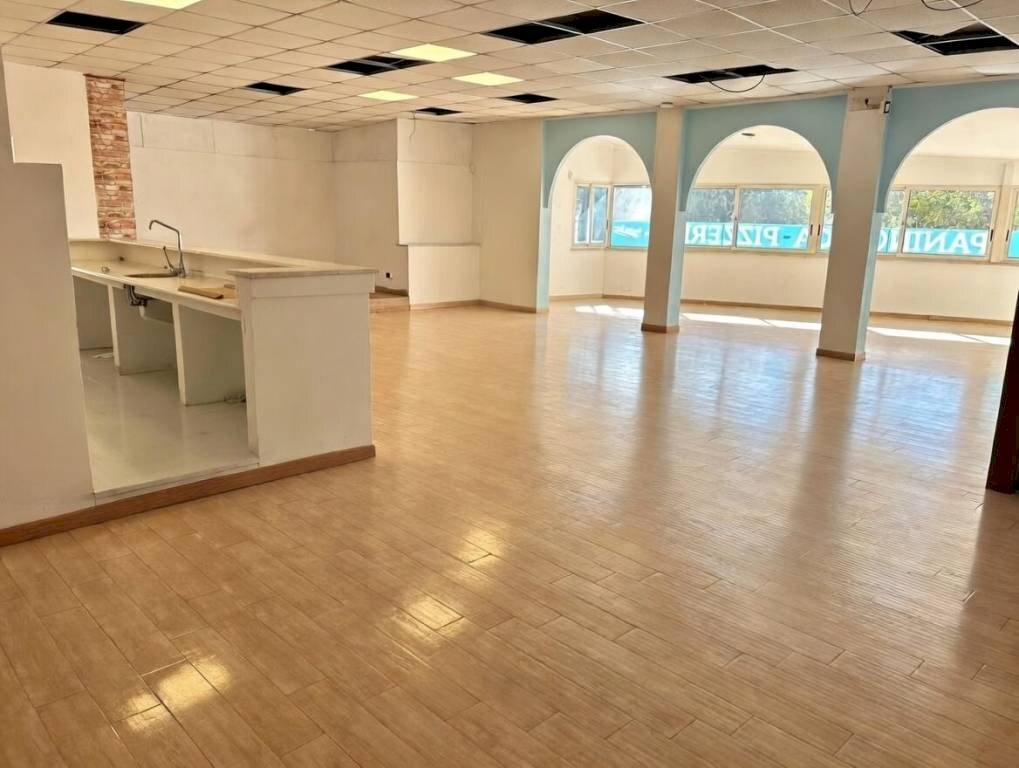 Interno non residenziale - Negozio via di Villa Claudia, 46, Anzio - foto 1