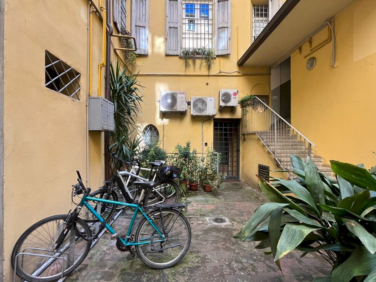 WhatsApp Image 2026-03-17 at 21.43.11 (1).jpeg - Office Via dell'Abbadia 4b, Bologna (neighborhood Centro Storico) - photo 1