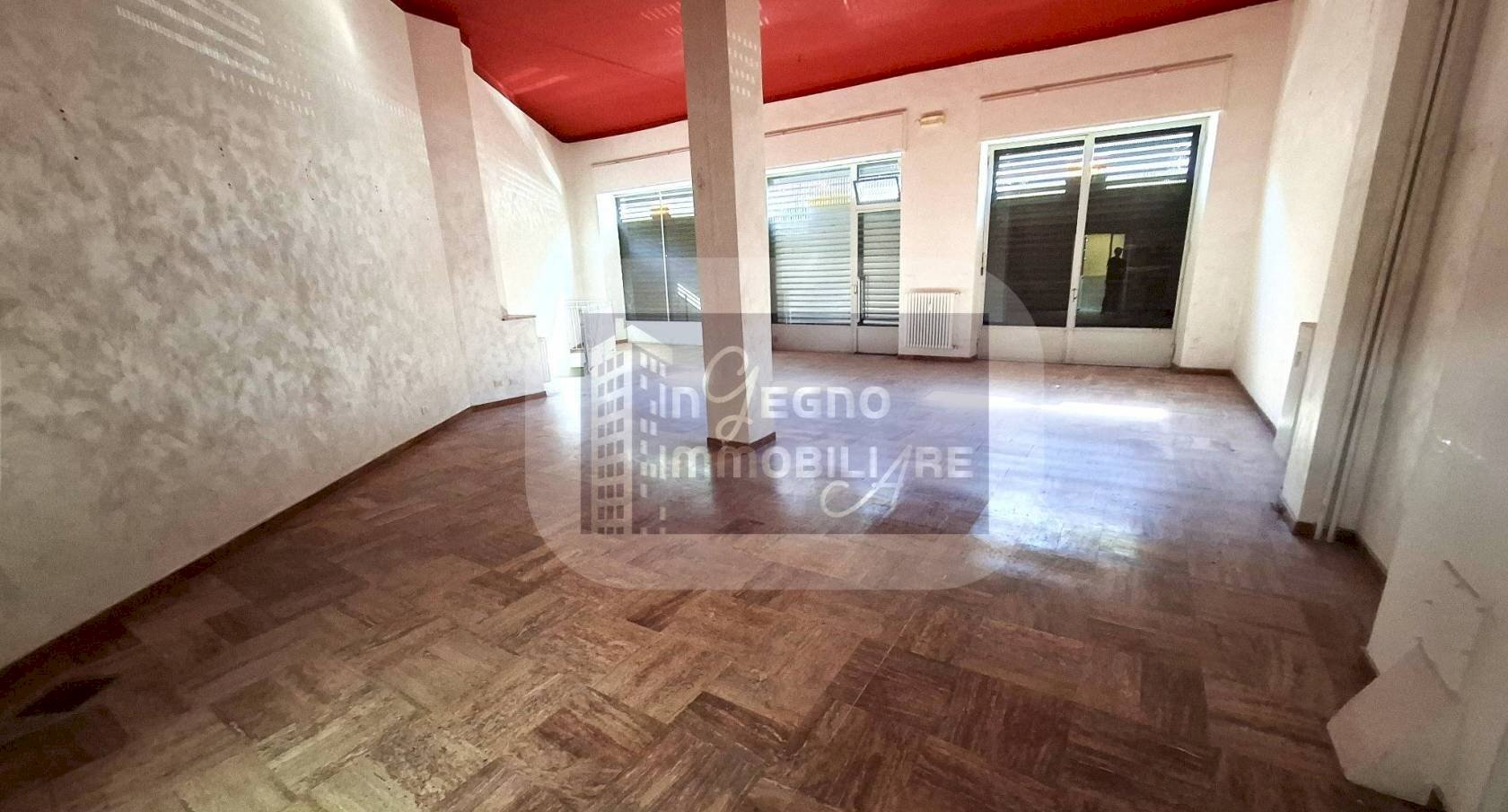 Negozio Rotonda Piero Maroncelli, Torino (zona Nizza Millefonti) - foto 1