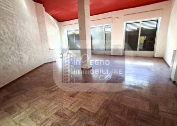 Negozio Rotonda Piero Maroncelli, Torino (zona Nizza Millefonti) - foto 1