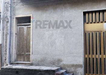 Edificio all\'aperto - Locale Commerciale Via Vesuvio
 
31, Paterno - foto 6