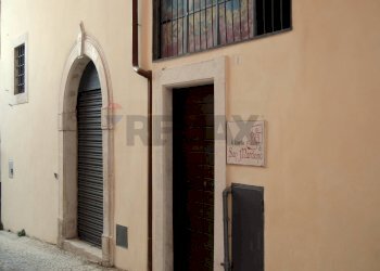 Edificio all\'aperto - Locale Commerciale L'Aquila - foto 1