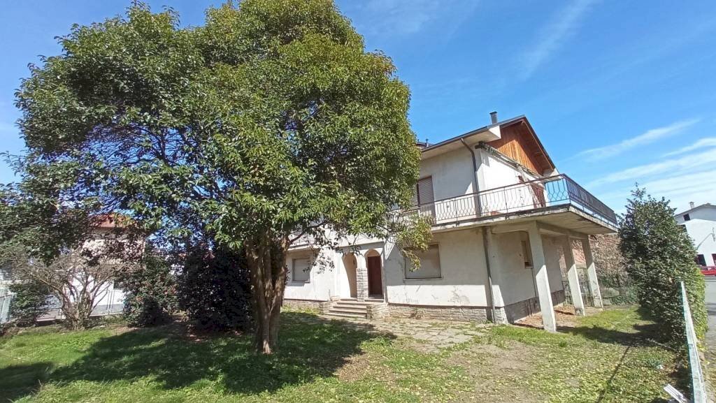 Facciata - Villa vicolo Piovale, 25, Borgomanero - foto 1