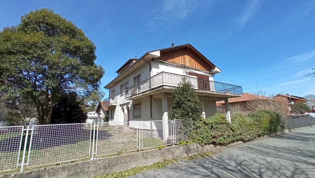 Facciata - Villa vicolo Piovale, 25, Borgomanero - foto 2