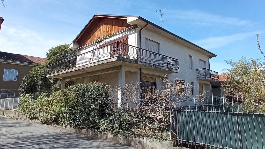 Facciata - Villa vicolo Piovale, 25, Borgomanero - foto 3