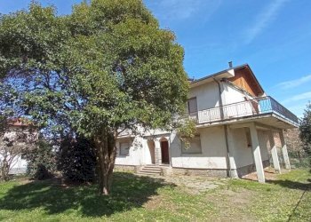 Facciata - Villa vicolo Piovale, 25, Borgomanero - foto 1