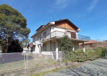 Facciata - Villa vicolo Piovale, 25, Borgomanero - foto 2