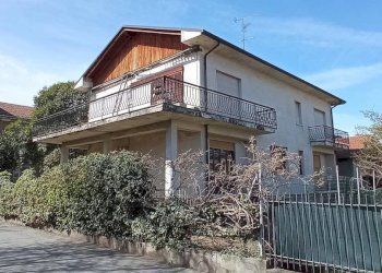 Facciata - Villa vicolo Piovale, 25, Borgomanero - foto 3