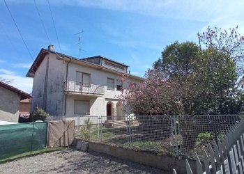 Facciata - Villa vicolo Piovale, 25, Borgomanero - foto 4