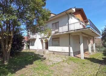 Facciata - Villa vicolo Piovale, 25, Borgomanero - foto 12