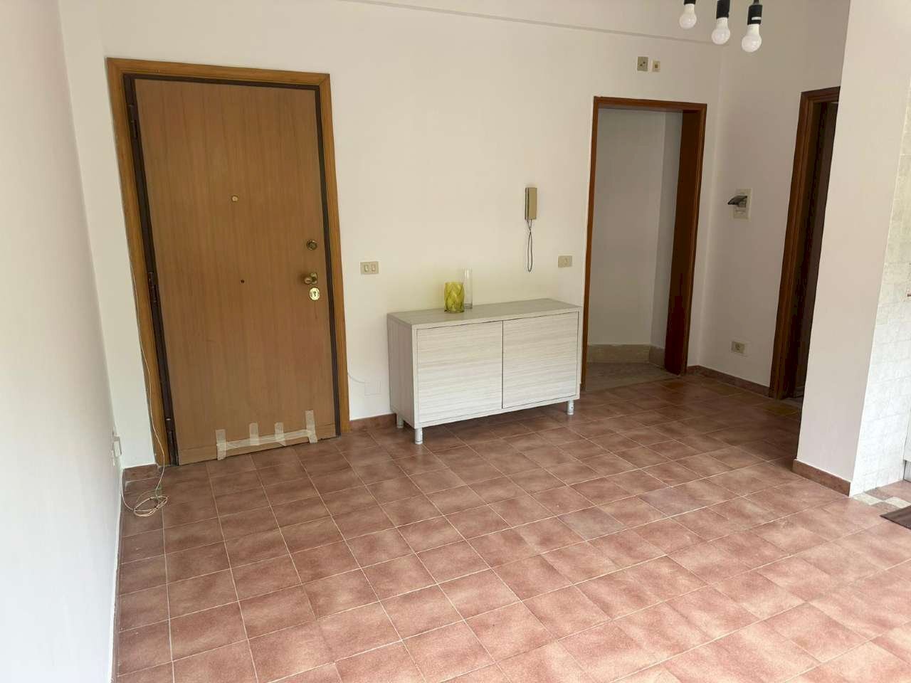 Soggiorno 3. - Bilocale via Beata Vergine del Carmelo, Roma (zona Mostacciano) - foto 3