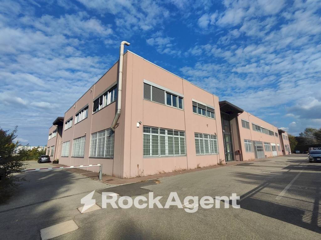 Facciata - Magazzino via Antonio Canova, 24, Bologna (zona San Vitale) - foto 1