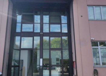 Facciata - Magazzino via Antonio Canova, 24, Bologna (zona San Vitale) - foto 2