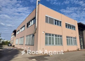 Facciata - Magazzino via Antonio Canova, 24, Bologna (zona San Vitale) - foto 6