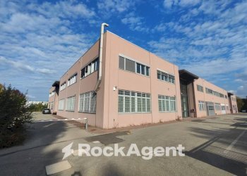 Facciata - Magazzino via Antonio Canova, 24, Bologna (zona San Vitale) - foto 7