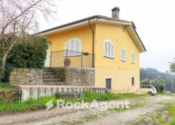 Facciata - Villa via della Tinaia, 12, Montecarlo - foto 2