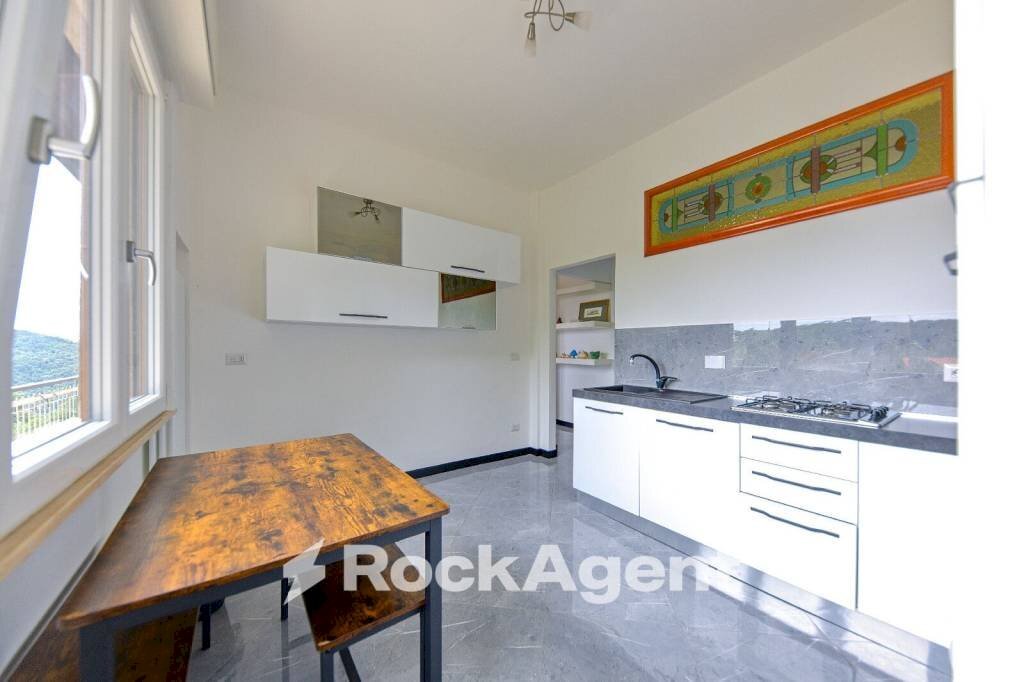 Cucina - Trilocale via del Poggio, 10, Varazze - foto 2