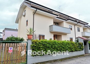 Facciata - Villa via Ombrone, 5, Latina - foto 2