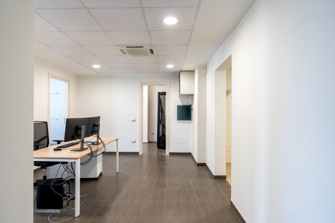 1 - Uff. Palazzo Caiaffa Lecce - GRIMALDI.jpg - Office Via Colonnello Archimede Costadura 2C, Lecce - photo 2