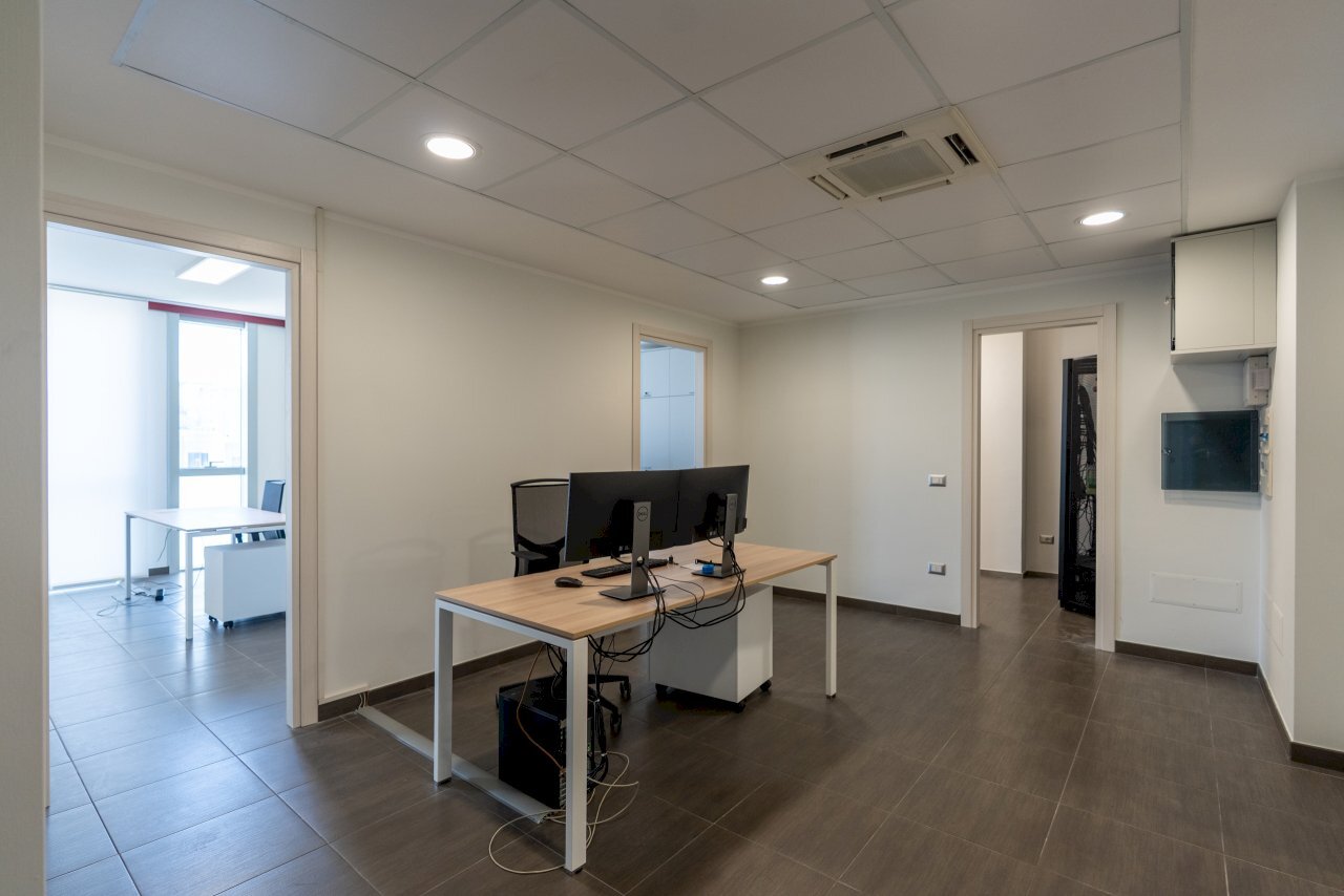 2 - Uff. Palazzo Caiaffa Lecce - GRIMALDI.jpg - Office Via Colonnello Archimede Costadura 2C, Lecce - photo 3