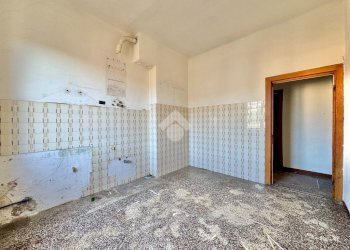 Three-room apartment Via L. Cadorna, Vado Ligure - photo 16